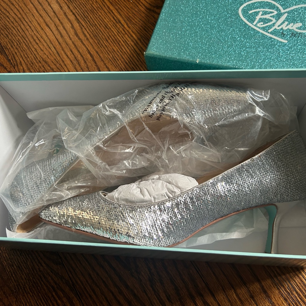 Betsey johnson silver sequin blue kamie heels size 8-like new